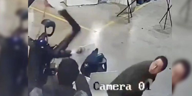 Un robot perdió el control y casi ataca a uno de sus creadores en una fábrica de China