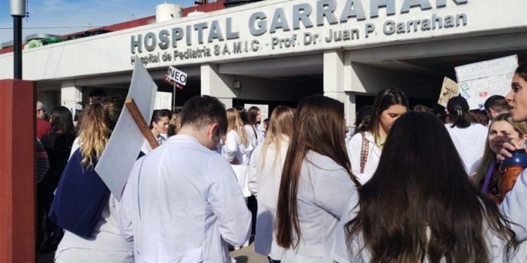 A horas del encuentro de Milei con el Papa, la Iglesia argentina apoyó a los médicos del Hospital Garrahan