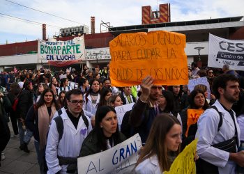 Acorralado, el Gobierno salió a anunciar un supuesto aumento a residentes del Garrahan