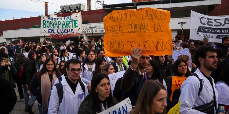 Acorralado, el Gobierno salió a anunciar un supuesto aumento a residentes del Garrahan