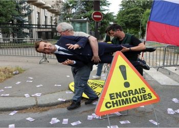 Activistas de Greenpeace robaron una estatua de Emmanuel Macron y la colocaron frente a la embajada rusa
