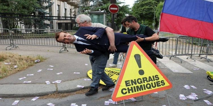 Activistas de Greenpeace robaron una estatua de Emmanuel Macron y la colocaron frente a la embajada rusa