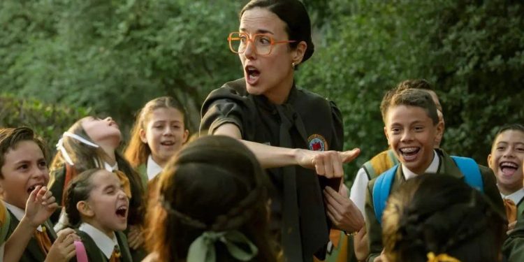 Ambición, traición y la caída del poder: el nuevo éxito del creador de “La casa de las flores” ya llegó a Netflix