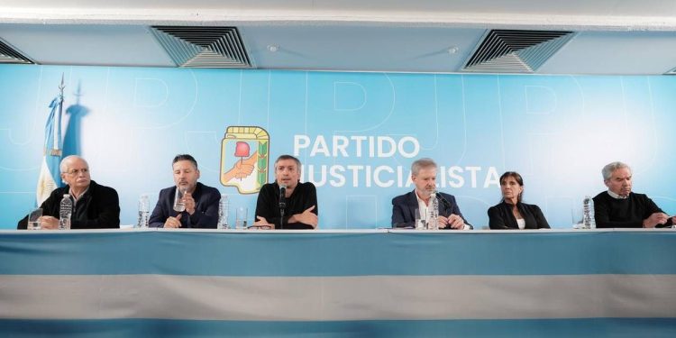 Antes de la movilización del miércoles, Máximo Kirchner encabezó una conferencia con medios internacionales