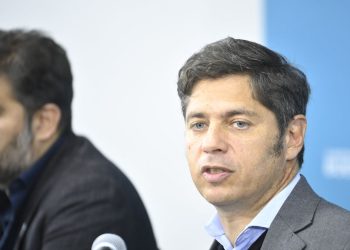 Axel Kicillof se reunió con integrantes de su gabinete para “regularizar” la situación de La Salada