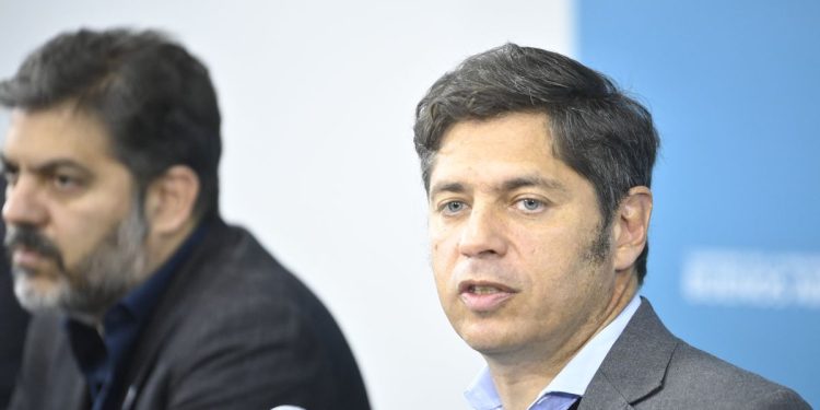 Axel Kicillof se reunió con integrantes de su gabinete para “regularizar” la situación de La Salada
