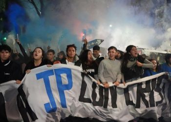 Cientos de personas respaldaron a Cristina Kirchner frente a su inminente detención