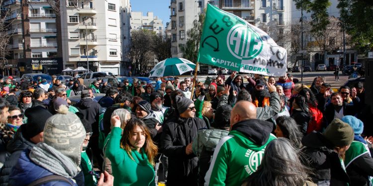 Crisis de estatales porteños: más de 15 mil monotributistas y salarios de indigencia