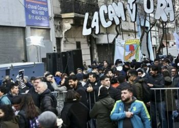 Dirigentes y militantes llegan a la sede del PJ para respaldar a Cristina Kirchner