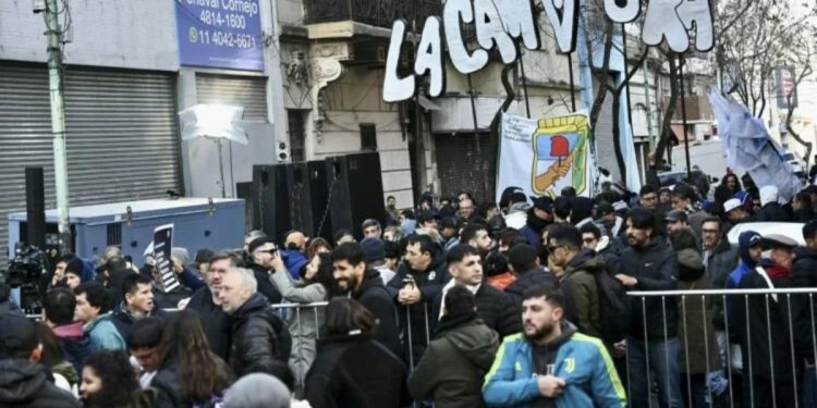 Dirigentes y militantes llegan a la sede del PJ para respaldar a Cristina Kirchner