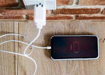 ¿Es bueno o malo dejar el celular cargando toda la noche?