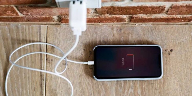 ¿Es bueno o malo dejar el celular cargando toda la noche?