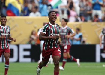 Fluminense caminó sobre la cornisa pero ganó y ya mira los octavos del Mundial de Clubes