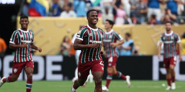 Fluminense caminó sobre la cornisa pero ganó y ya mira los octavos del Mundial de Clubes