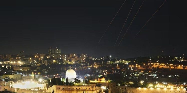 Guerra en Medio Oriente: Irán lanzó cientos de misiles y desde Israel advirtieron que “Teherán arderá” si continúa con el contraataque