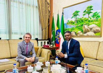 Impensada crisis diplomática: representante argentino ante la Unión Africana se reunió con un dictador