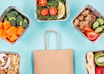 Juntan alimentos que sobran de supermercados y locales gastronómicos para venderlos más baratos: la aplicación que llega a la Argentina