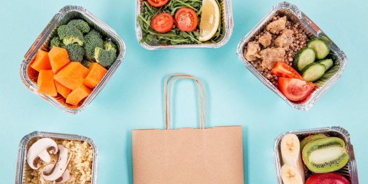 Juntan alimentos que sobran de supermercados y locales gastronómicos para venderlos más baratos: la aplicación que llega a la Argentina