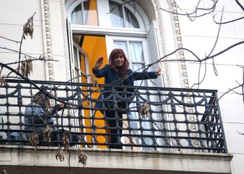 La Policía de la Ciudad reprimió la vigilia y montó un show en la casa de Cristina