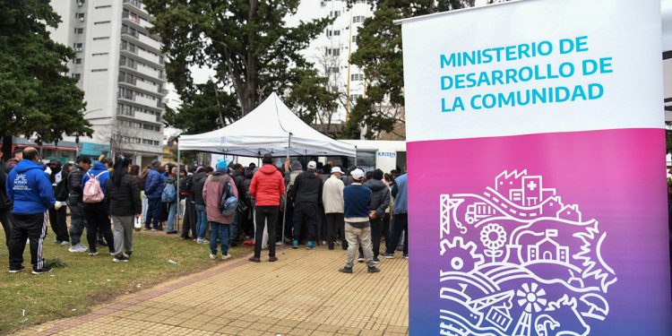 La Policía municipal de San Miguel agredió a personas en situación de calle que recibían asistencia provincial
