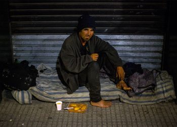 Llegó el frío invernal y cada vez más personas viven en la calle: caen hasta profesionales y estudiantes