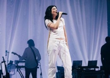 Lorde sorprendió con un concierto sorpresa en Glastonbury para celebrar el lanzamiento de su nuevo disco