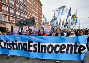 Marchas por Cristina Kirchner EN VIVO: llegan micros y militantes que se movilizan a Plaza de Mayo