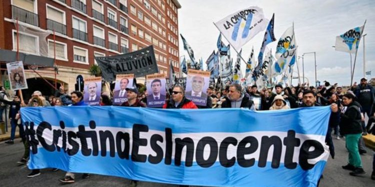 Marchas por Cristina Kirchner EN VIVO: llegan micros y militantes que se movilizan a Plaza de Mayo