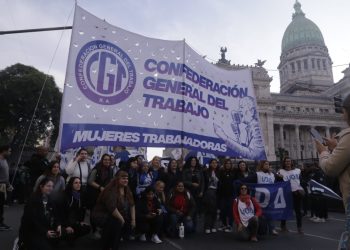 Multitudinaria y pacífica marcha en el Congreso contra el ajuste salvaje del gobierno de Milei