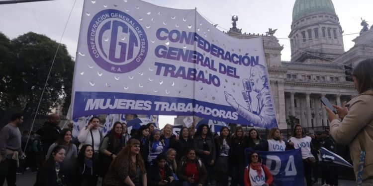 Multitudinaria y pacífica marcha en el Congreso contra el ajuste salvaje del gobierno de Milei