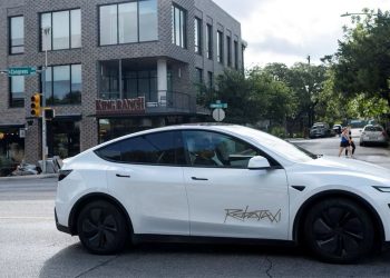 Reguladores de EEUU investigan a Tesla por fallas en sus robotaxis durante pruebas en Texas