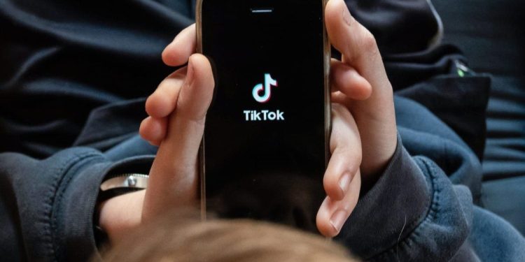 TikTok incorpora nuevas opciones con inteligencia artificial para ajustar el contenido y mejorar la experiencia del usuario