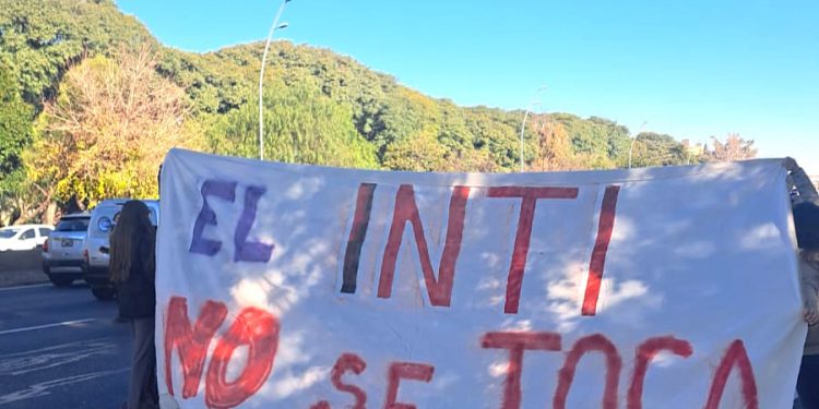 Trabajadores del INTI: “Cortamos la General Paz como una medida de fuerza urgente”