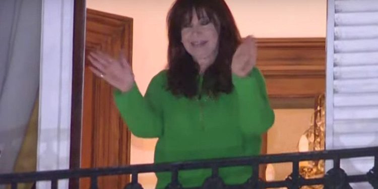 Tras la aclaración de la Justicia, Cristina Kirchner salió al balcón
