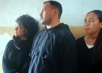 Un abrazo de pañuelos blancos: proyectaron el documental Identidad robada en la Casa de las Madres