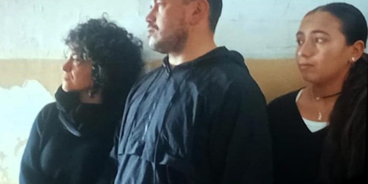 Un abrazo de pañuelos blancos: proyectaron el documental Identidad robada en la Casa de las Madres