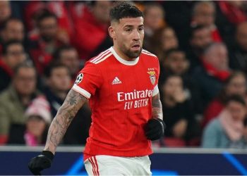 Vélez quiere romper el mercado: inició gestiones para repatriar a Nicolás Otamendi