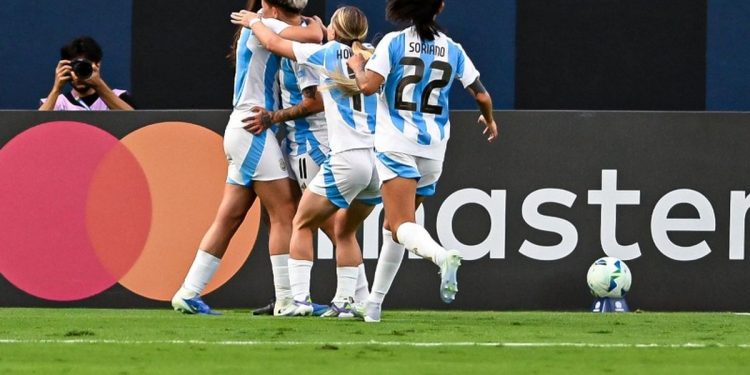 Argentina sumó su tercera victoria al hilo y aseguró el pase a semifinales