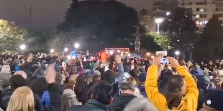 Bajo la consigna “Milei culiadazo”, vecinos repudiaron la presencia del Presidente en Córdoba en “La Derecha Fest”