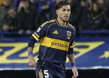 Boca rescató un agónico punto en el regreso con asistencia de Paredes