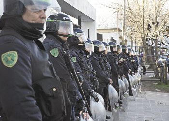 Desafectaron a 24 oficiales de la Bonaerense por «conspirar» junto a un candidato de La Libertad Avanza