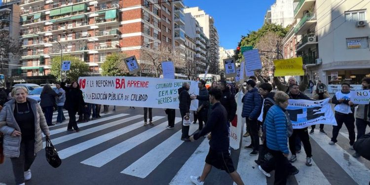 Docentes y familias contra la reforma educativa PRO: denuncian aprietes para implementar la iniciativa