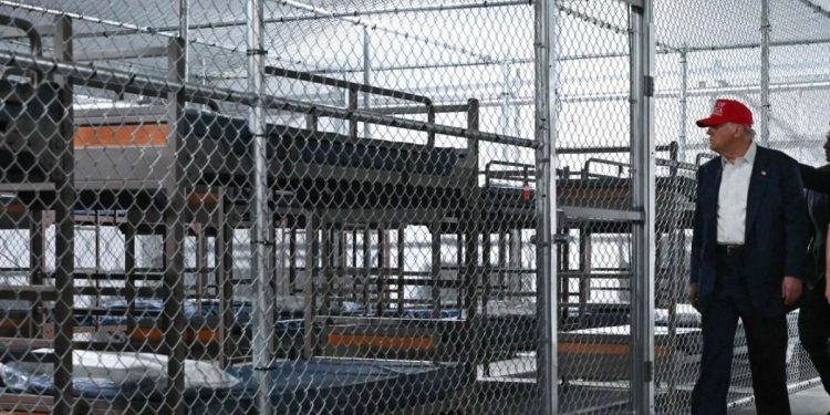 Donald Trump presentó la “Alcatraz de los caimanes”, una cárcel para alojar a más de 5.000 migrantes
