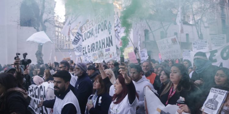 El hospi no se toca: una multitud con las defensas altas por la salud pública que está «al límite»