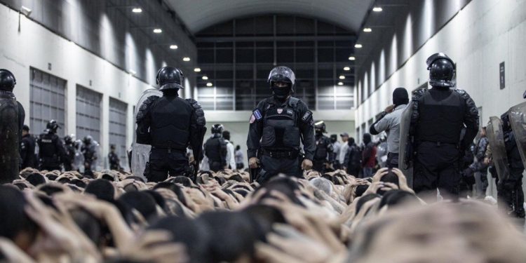 El Salvador: 427 personas murieron en cárceles desde el comienzo del régimen de excepción de Nayib Bukele