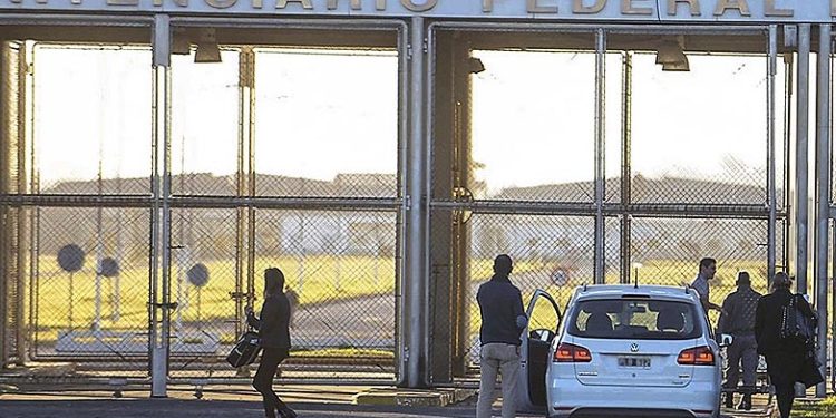 Estudiantes detenidos en Ezeiza denuncian falta de atención médica y reclaman por un compañero enfermo