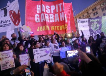 Hartazgo ante la crueldad: trabajadores médicos, residentes, gremios y jubilados marcharon por la salud pública
