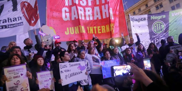 Hartazgo ante la crueldad: trabajadores médicos, residentes, gremios y jubilados marcharon por la salud pública