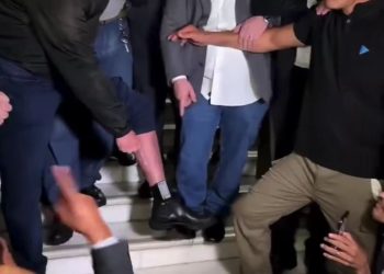 Jair Bolsonaro desafió a la Corte de Brasil, habló con la prensa y mostró la tobillera: “Máxima humillación”