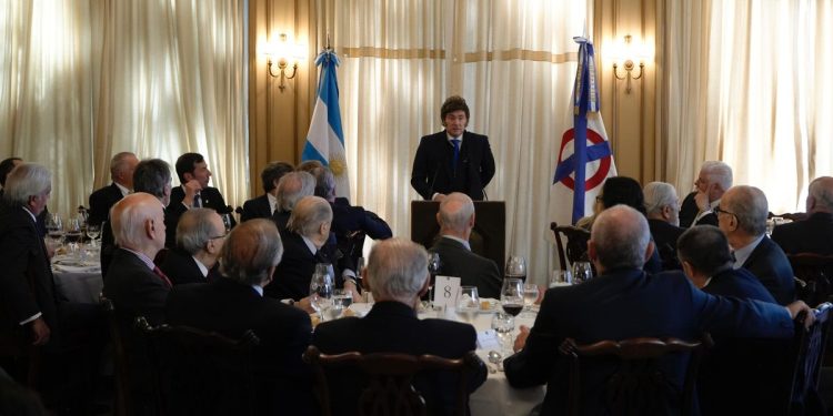 Javier Milei apuntó contra provincias y municipios por no acompañar el ajuste: “La motosierra fue solo en Nación”